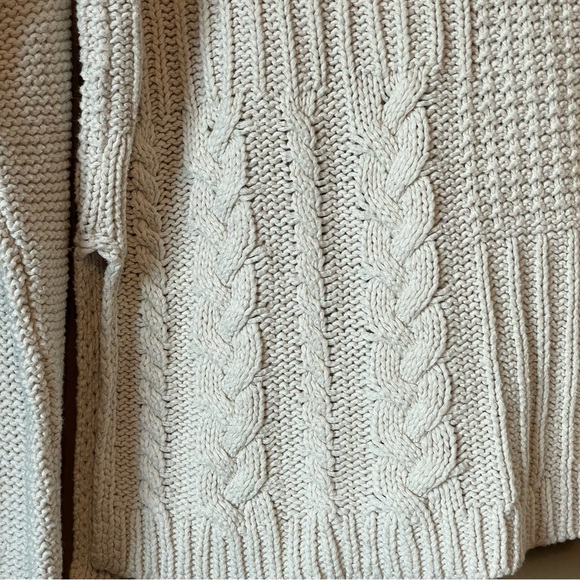 Abercrombie & Fitch Cream Cable Knit Sweater Size Medium - Picture 4 of 16